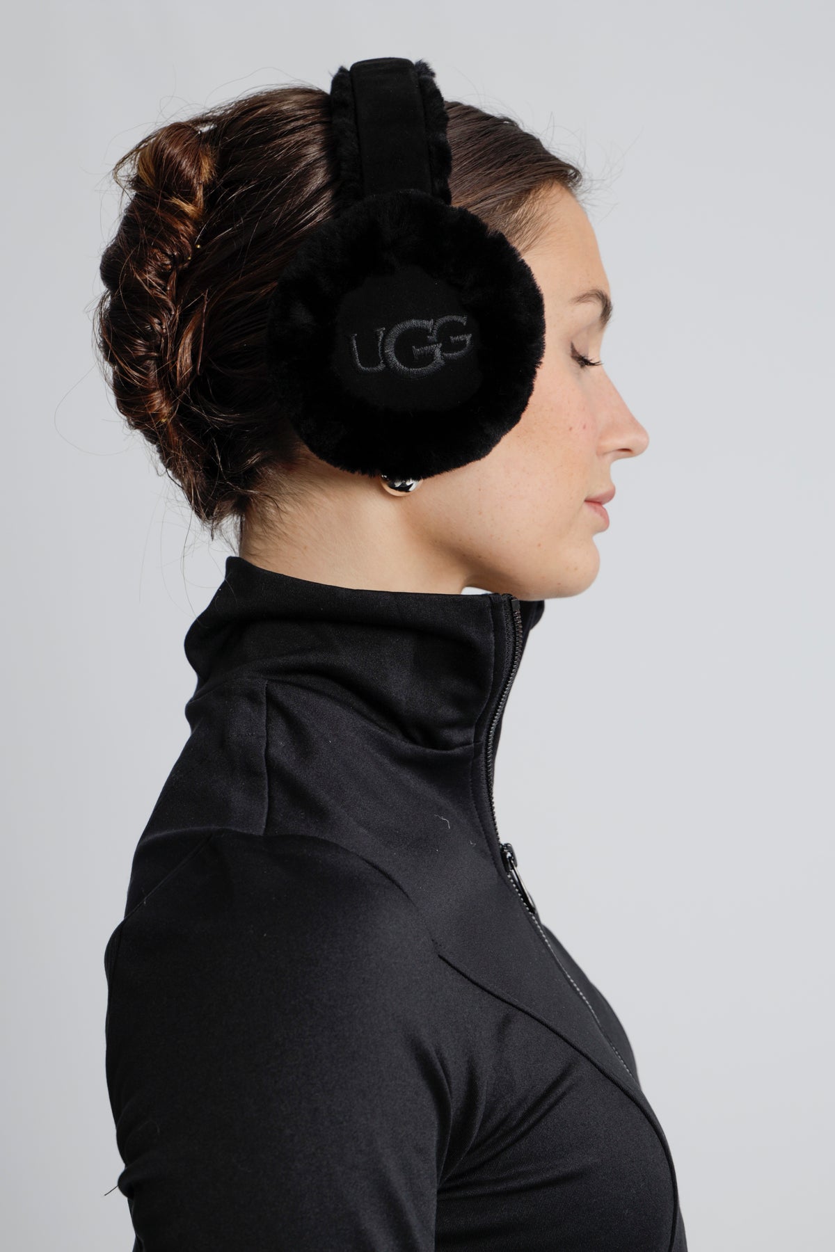 W Embroidered L Earmuffs - Black