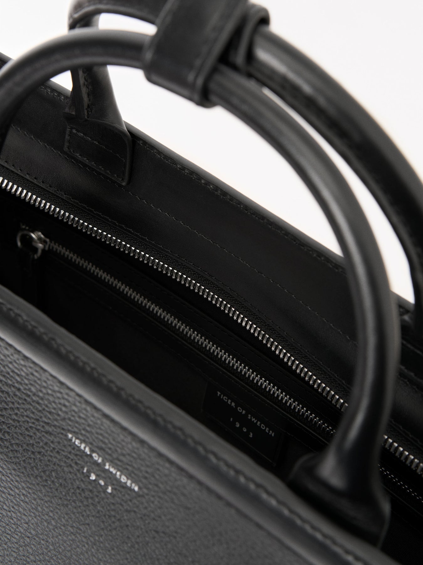 Acori - Black