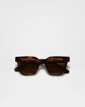 Chimi Eyewear 04.2 Tortoise solbriller med rektangulær skilpaddemønstret innfatning og mørkebrune glass.