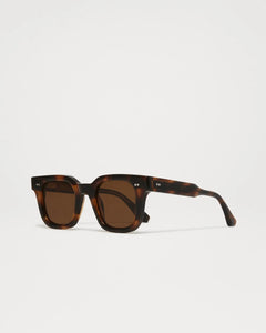 Skilpaddemønstrede 04.2 solbriller fra Chimi Eyewear med firkantet ramme og brune glass.