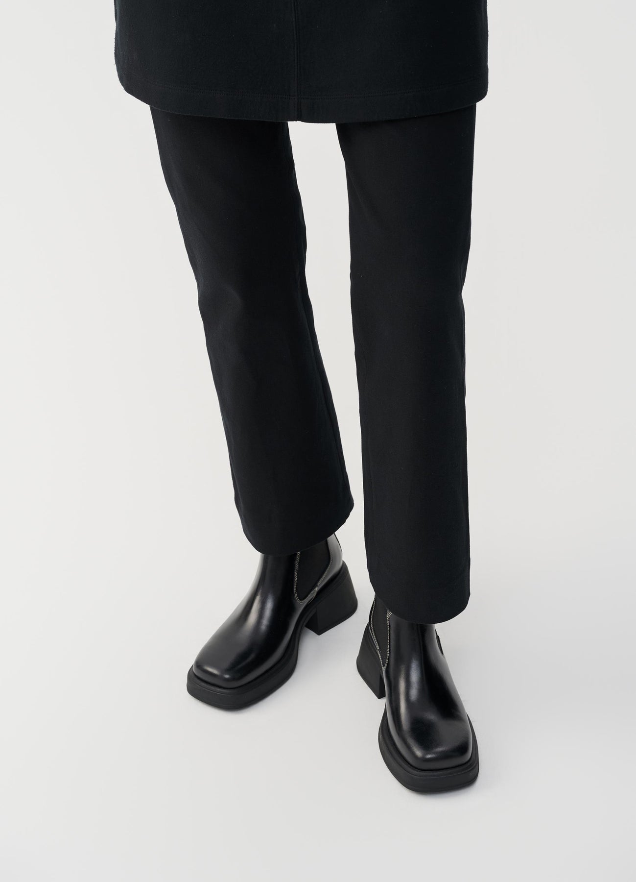 5642-001 Dorah - Black/White
