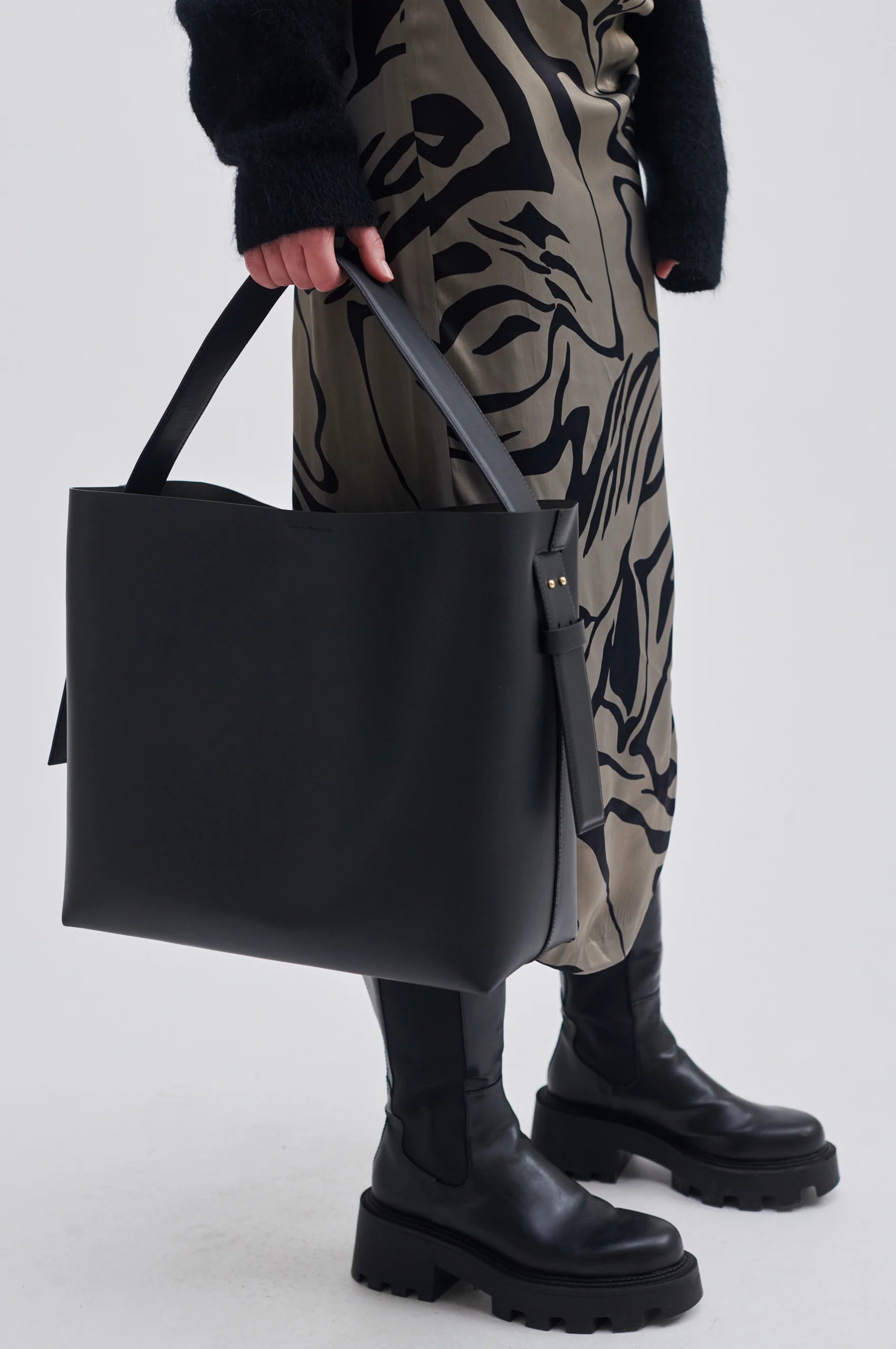 Leata Maxi Leather Bag - Black