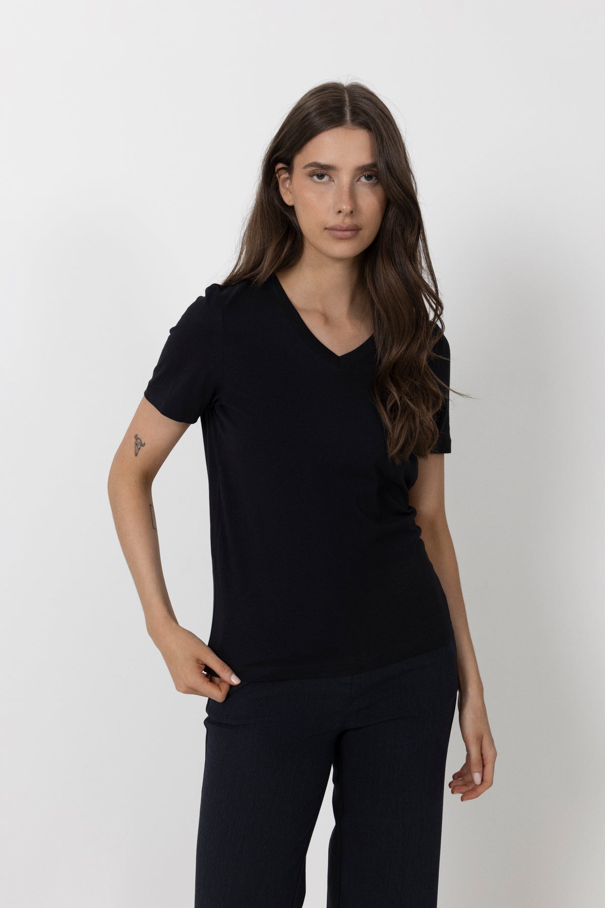 Essential Ss V-Neck Tee - Black