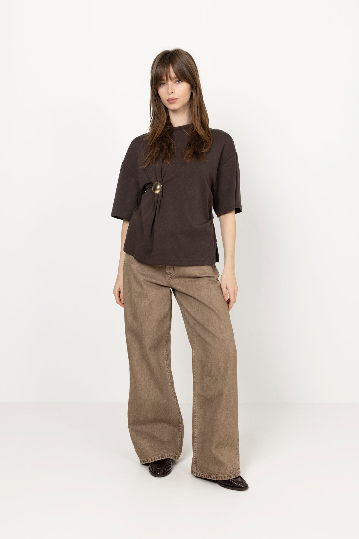 Enora Brooch Tee - Chocolate Torte