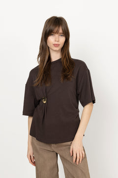 Enora Brooch Tee - Chocolate Torte
