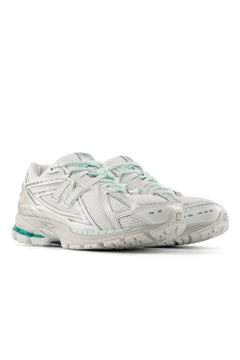 1906R - White