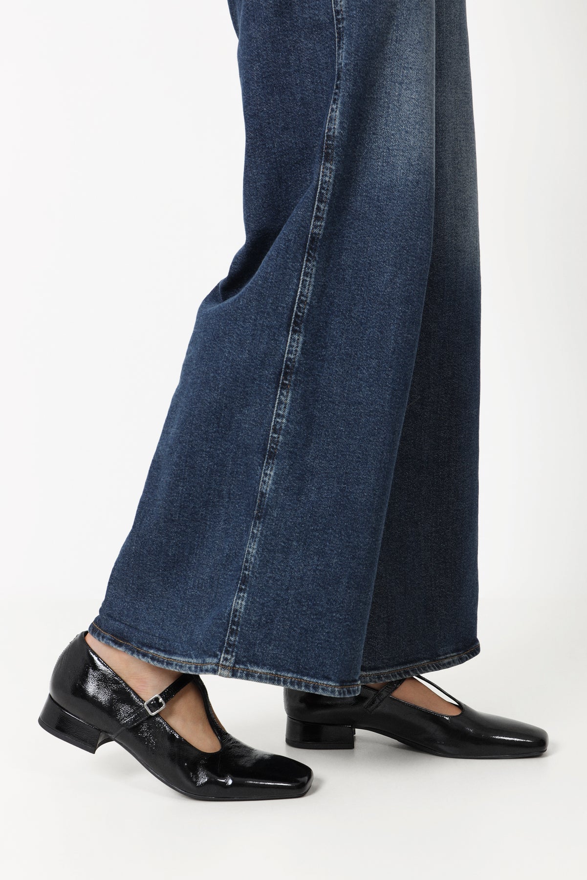6118 Debbi - Black