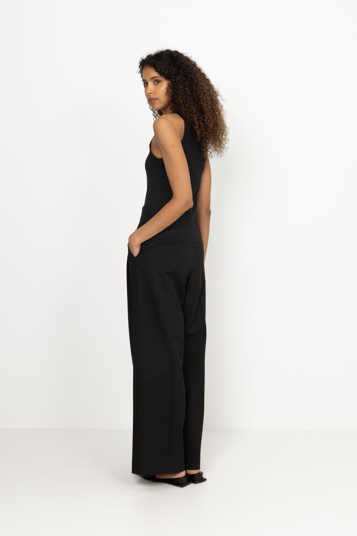 Nikkiapw To - Black