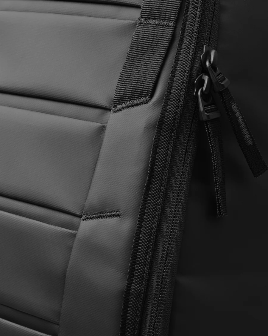 Hugger Backpack 20L - Black Out