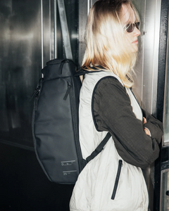 Hugger Backpack 25L - Black Out