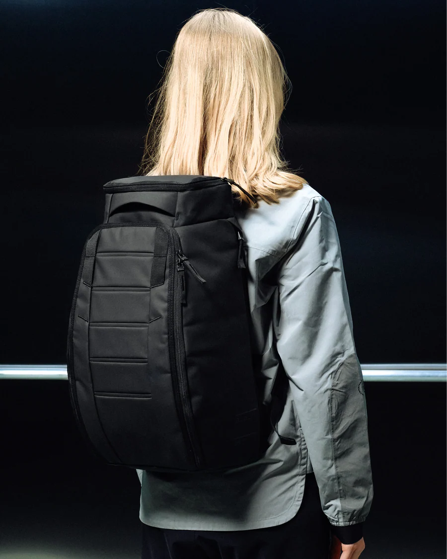 Hugger Backpack 25L - Black Out