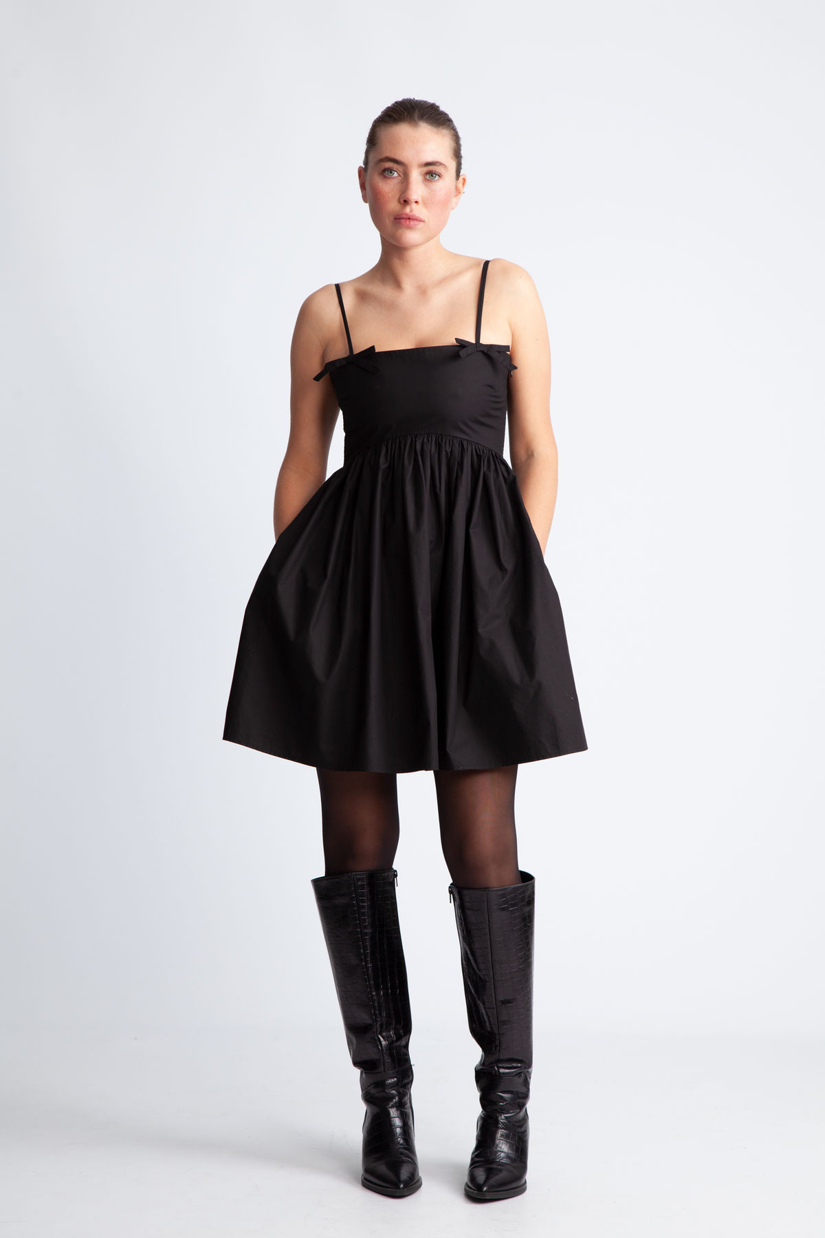 Ganni - Kjoler - Cotton Poplin Strap Dress - Black - Villoid Ganni - Kjoler - Cotton Poplin Strap Dress - Black - Villoid