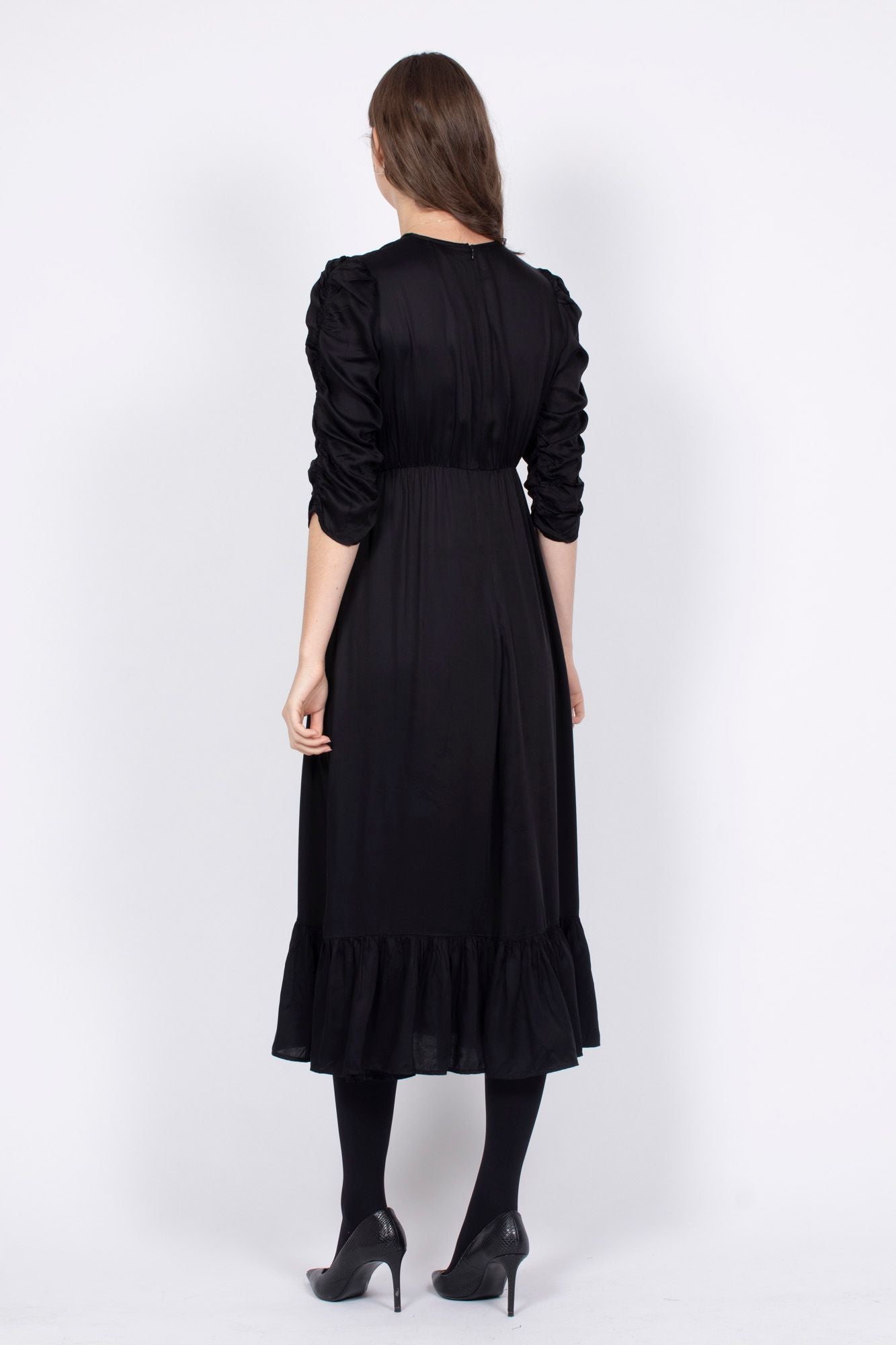 Satin Ruching Midi Dress - Black - ByTimo - Kjoler - VILLOID.no