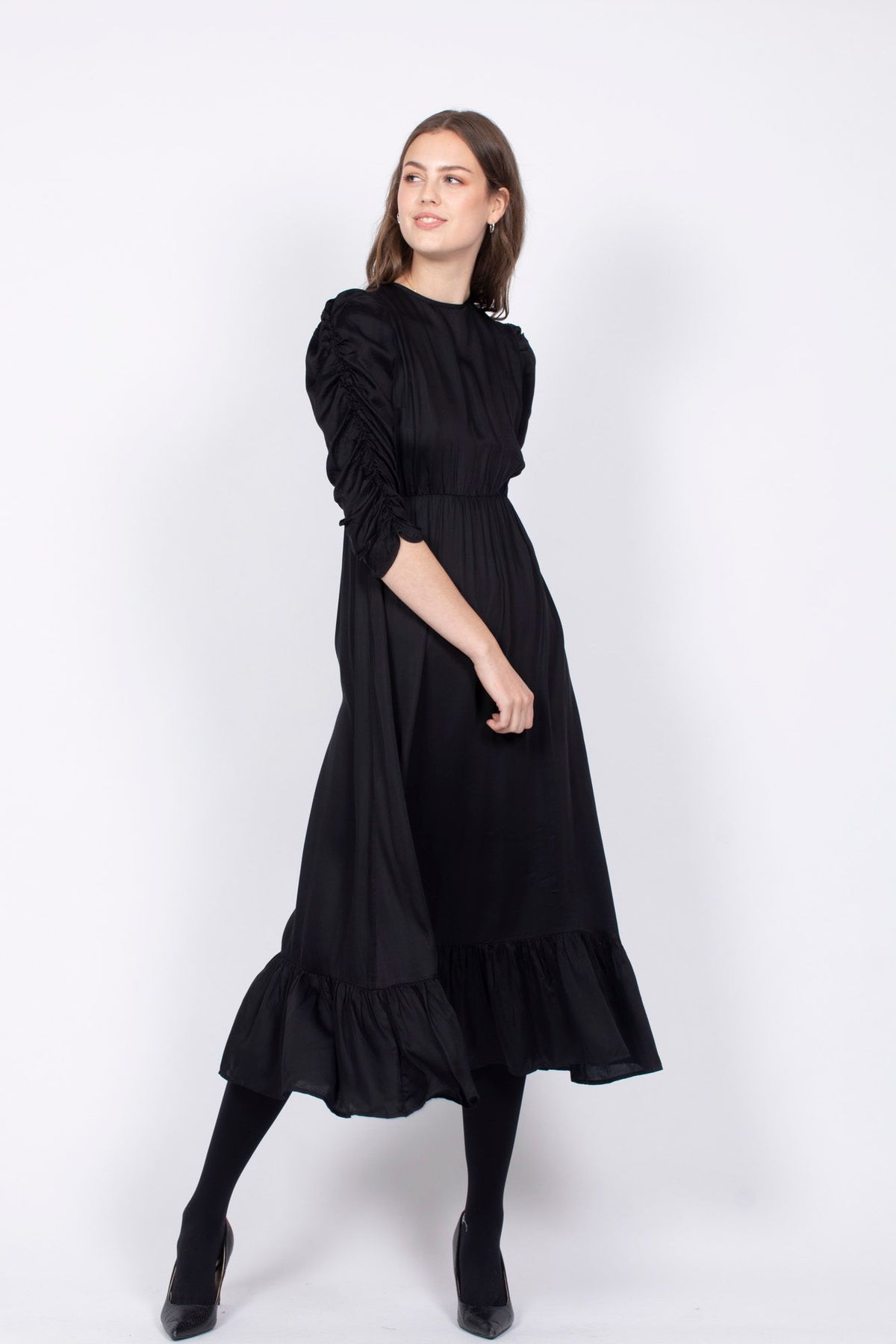 Satin Ruching Midi Dress - Black - ByTimo - Kjoler - VILLOID.no
