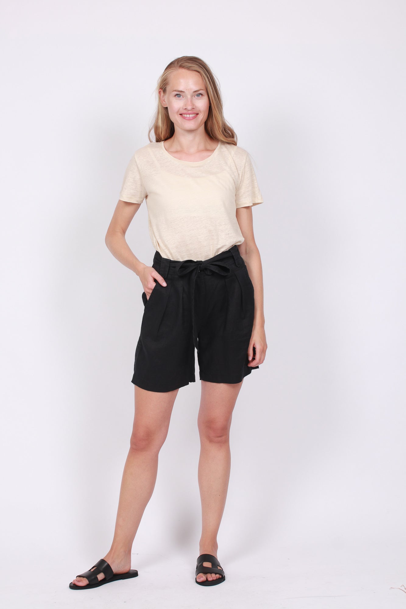 Carla Linen Shorts - Black - Line of Oslo - Bukser & Shorts - VILLOID.no