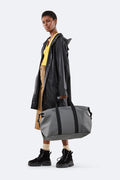 Weekend Duffel Bag - Charcoal - Rains - Tilbehør - VILLOID.no