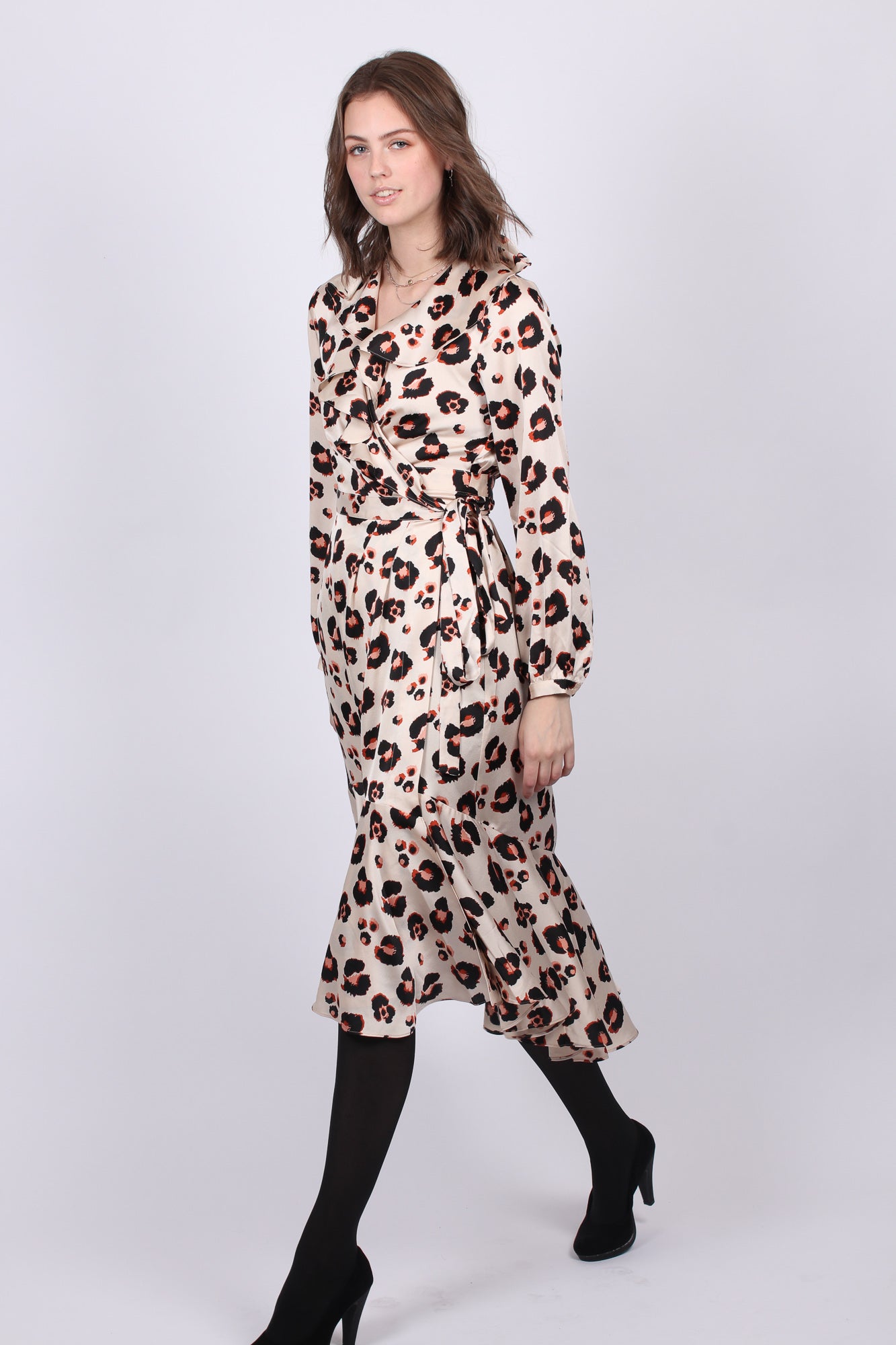 Leopard Printed Ruffle Dress - Cloud Dancer - MAUD - Kjoler - VILLOID.no