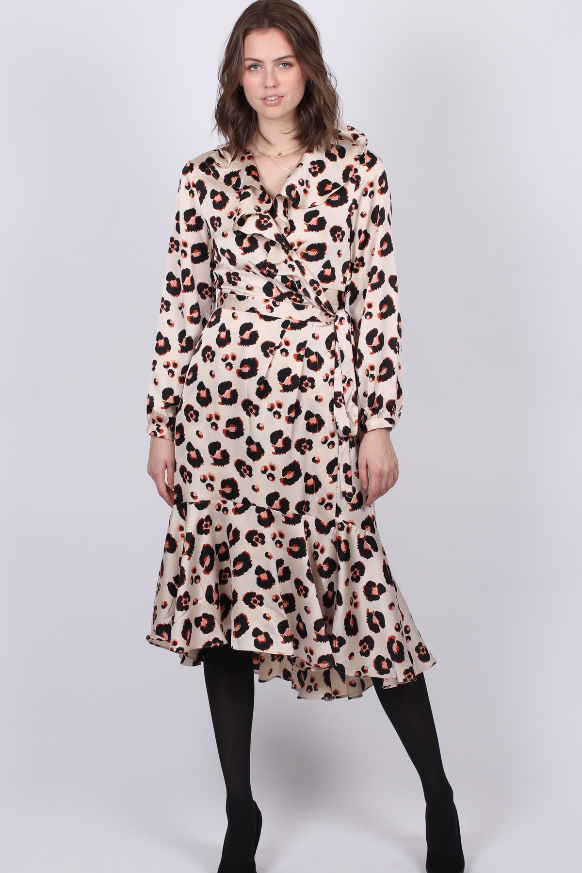 Leopard Printed Ruffle Dress - Cloud Dancer - MAUD - Kjoler - VILLOID.no