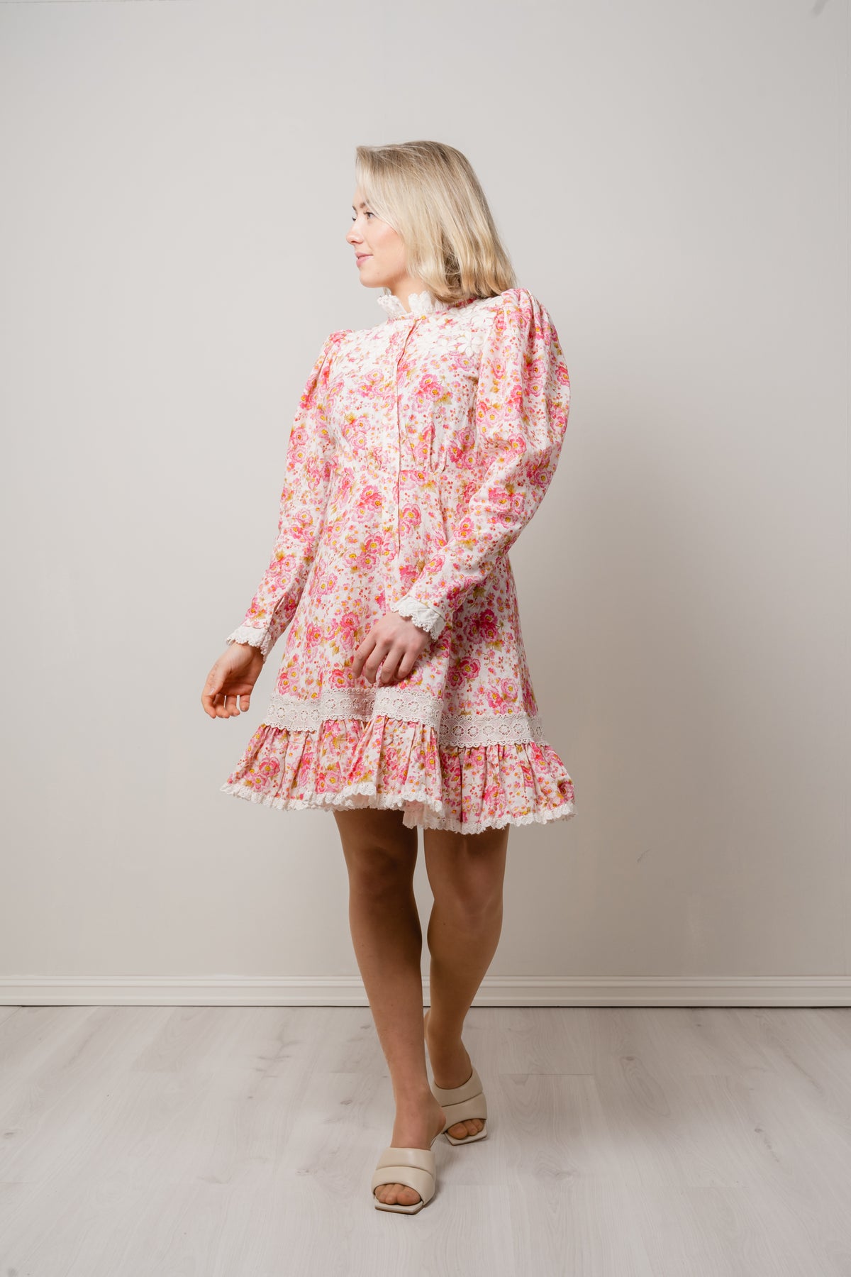 byTiMo - Kjoler - Linen Button Down Dress - Pink Flowers - Villoid byTiMo - Kjoler - Linen Button Down Dress - Pink Flowers - Villoid